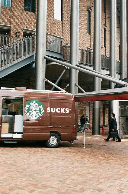 starbucks-fail-van-perfect-timing.jpg